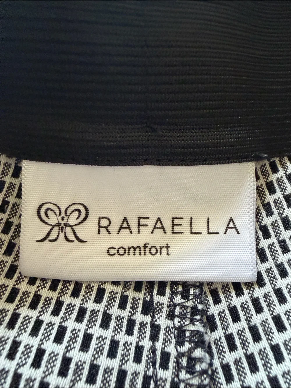 3/$20 Rafaella Black Micro Pattern Cropped Pants Size 8